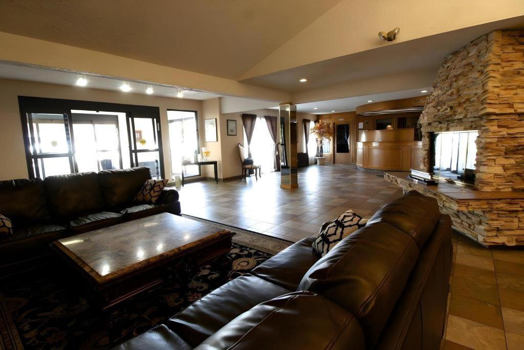 Medicine Hat Inn & Suites Zewnętrze zdjęcie